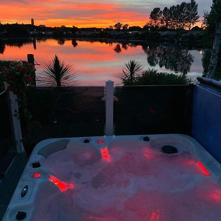 Meridian Tattershall Lakes Escape - Lakeside Lodge Caravan With A Fishing Peg Luxury Hot Tub Luaran gambar