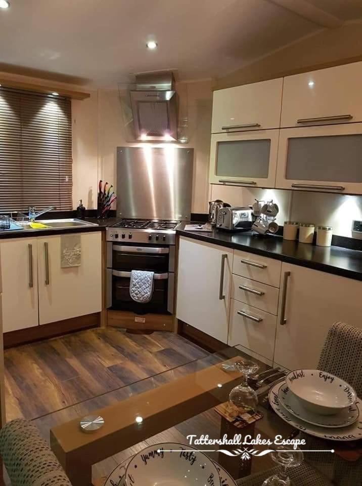 Meridian Tattershall Lakes Escape - Lakeside Lodge Caravan With A Fishing Peg Luxury Hot Tub Luaran gambar