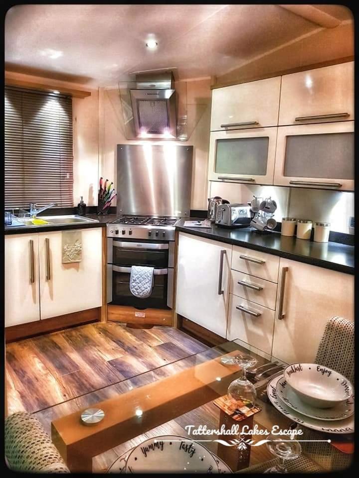 Meridian Tattershall Lakes Escape - Lakeside Lodge Caravan With A Fishing Peg Luxury Hot Tub Luaran gambar
