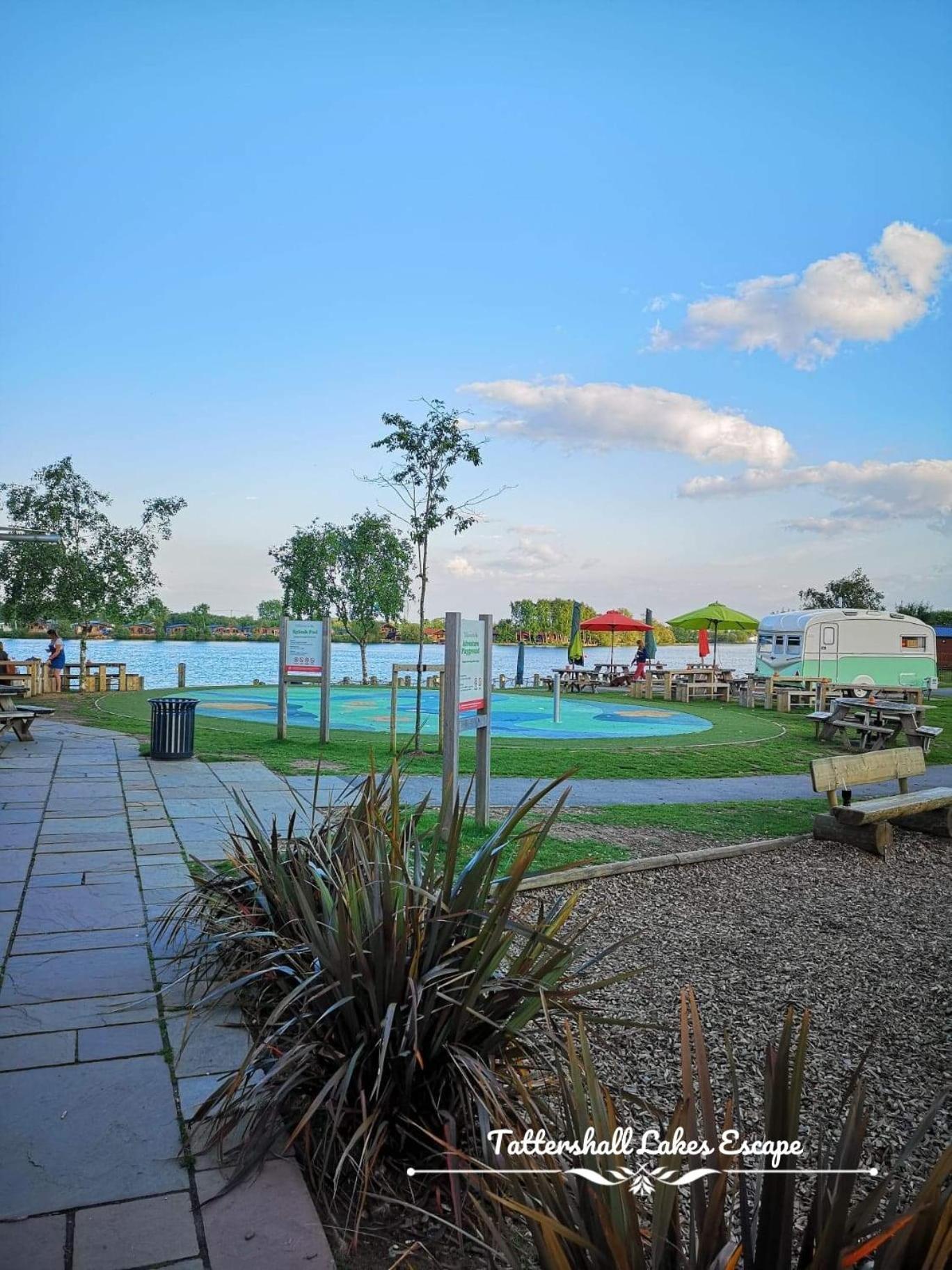 Meridian Tattershall Lakes Escape - Lakeside Lodge Caravan With A Fishing Peg Luxury Hot Tub Luaran gambar