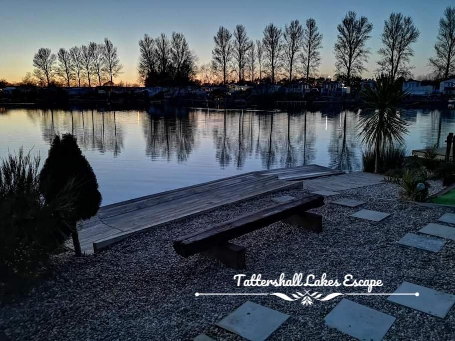 Meridian Tattershall Lakes Escape - Lakeside Lodge Caravan With A Fishing Peg Luxury Hot Tub Luaran gambar